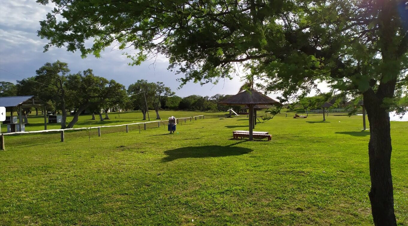Parque arbolado del camping Santa Rosa