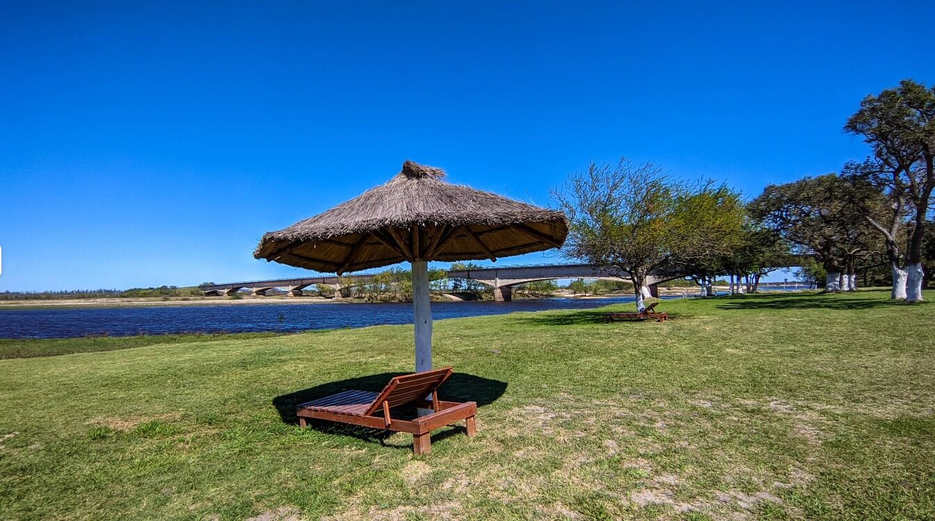 Sombrillas frente al río en el camping Santa Rosa