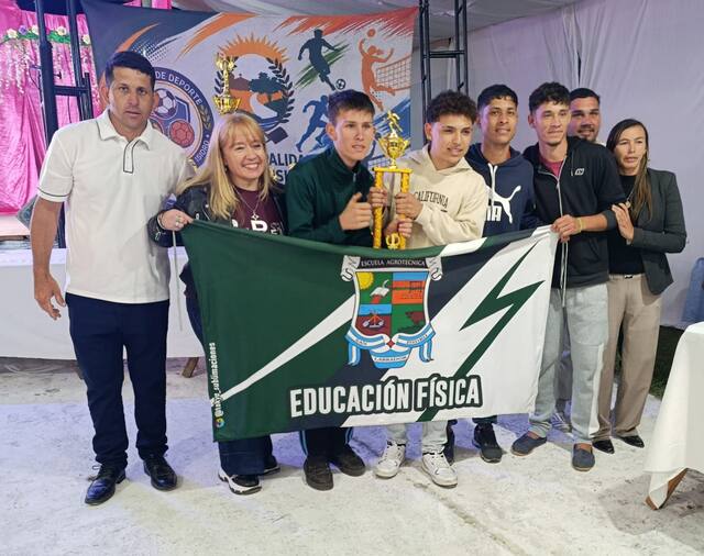 Escuela Agro-Técnica San Isidro Labrador con su trofeo
