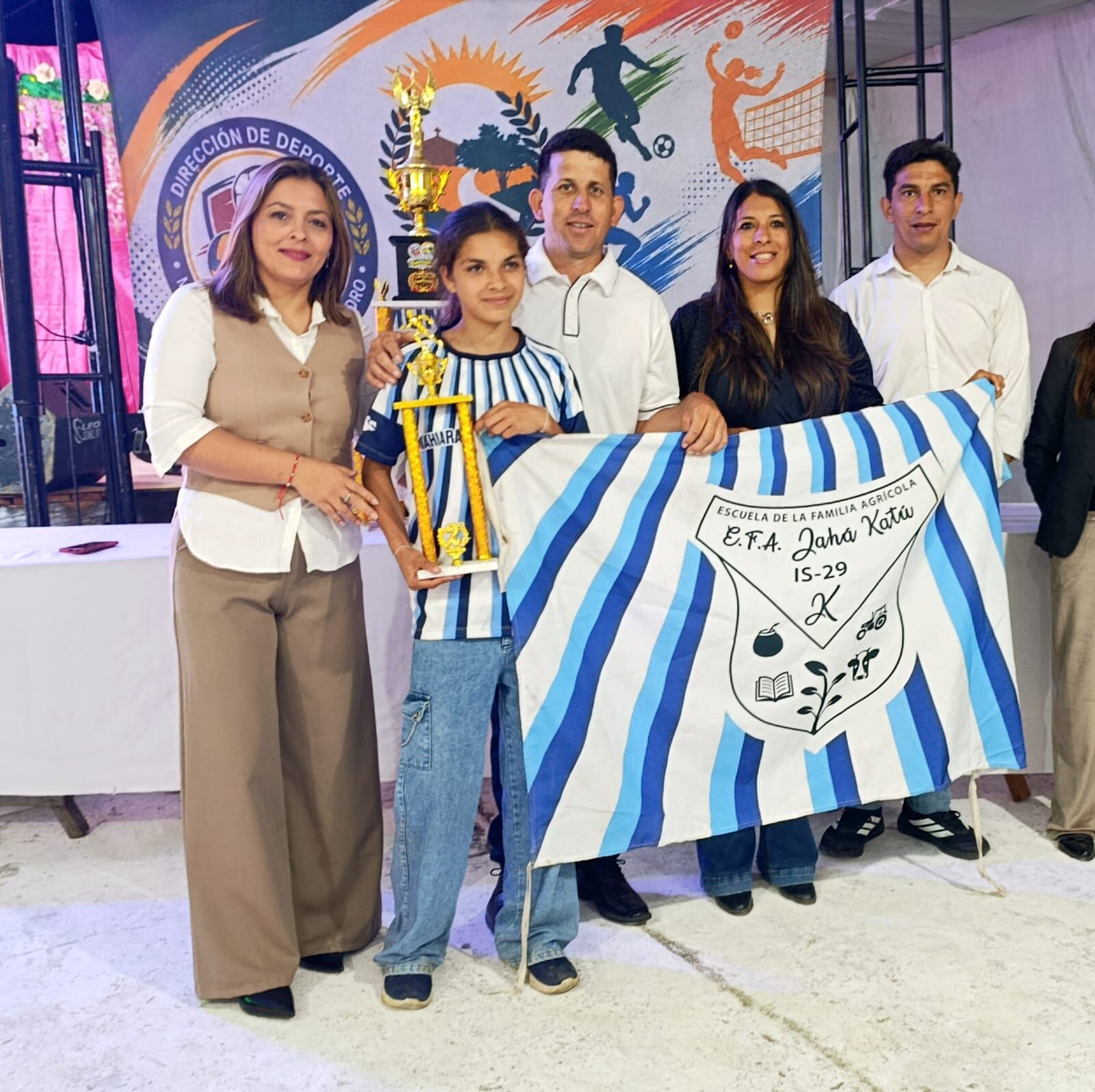 Estudiantes y docentes de la EFA Jahá Katú con la bandera de la escuela y el trofeo de campeón