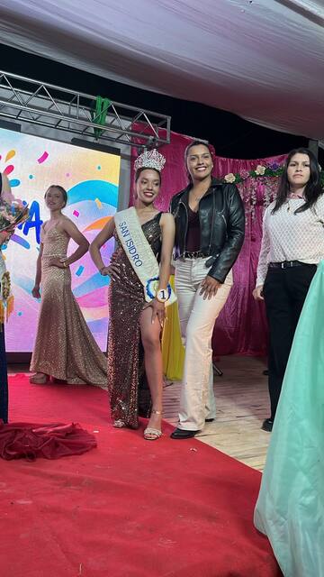 Bandas y coronas para las candidatas