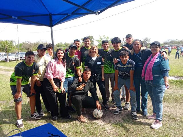 Un equipo con sus profes bajo el gazebo