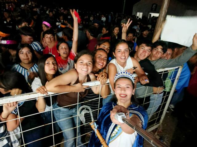 Alegría en la reja del escenario