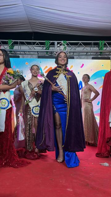 Micaela Velázquez, Reina de la Estudiantina 2026, con capa, corona y cetro