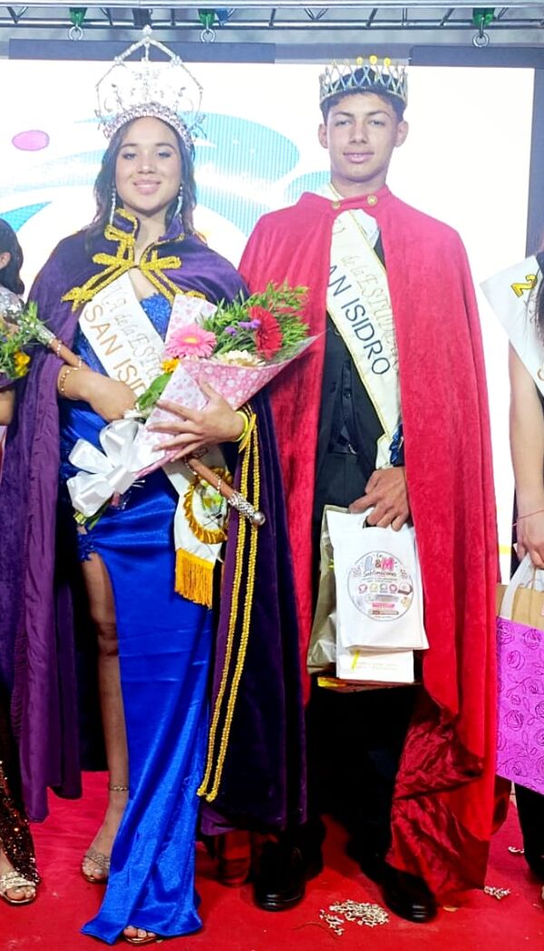 Micaela Velázquez y Hernán Zapata Correa, reina y rey, recién coronados sobre el escenario