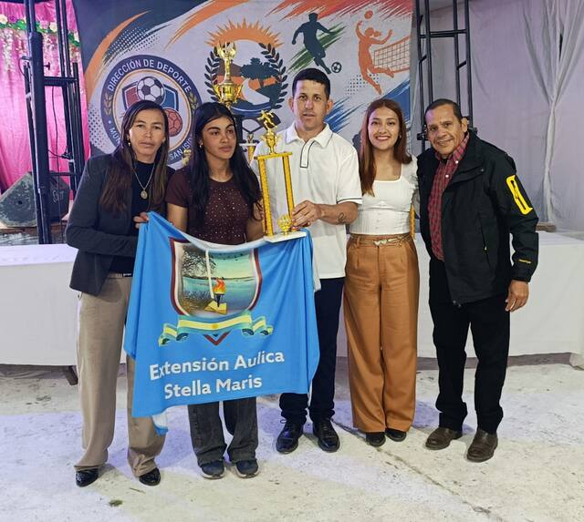 Stella Maris recibe otro trofeo